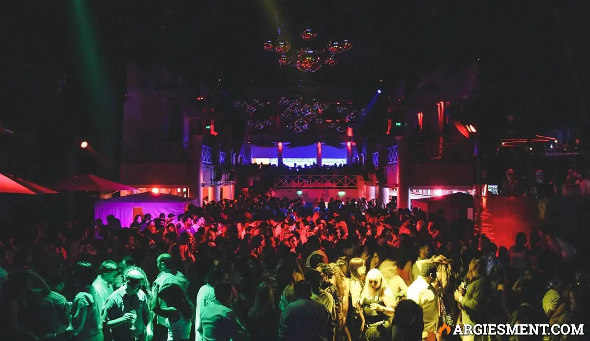 Cena Show en Retro Night, evento para mayores de 35 en boliches de Ciudad de Buenos Aires