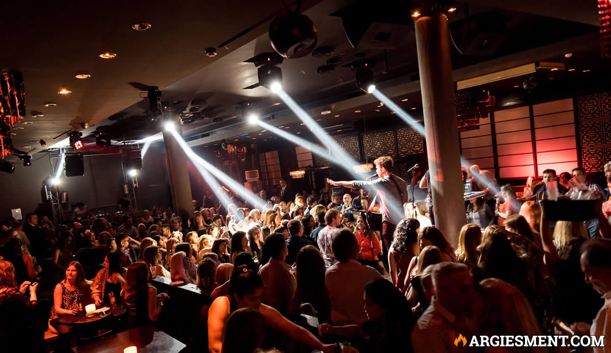 Ir a bailar y tomar algo a Asia de Cuba Solos y Solas