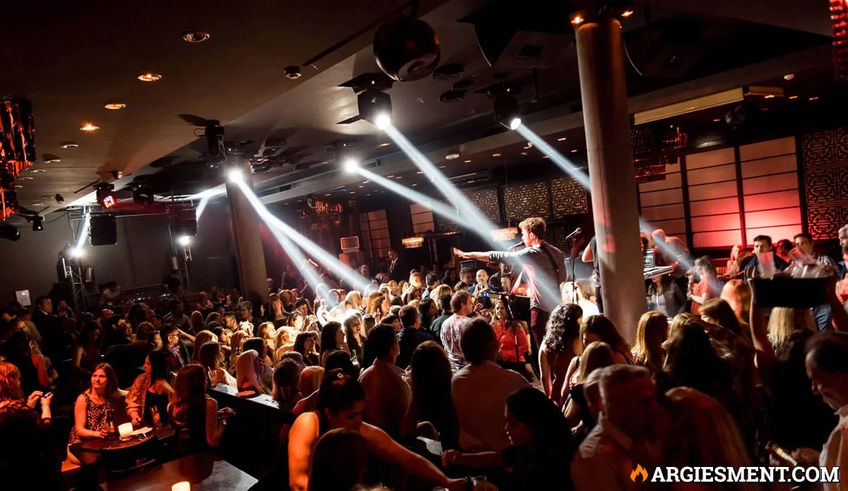Ir a bailar y tomar algo a Asia de Cuba Solos y Solas
