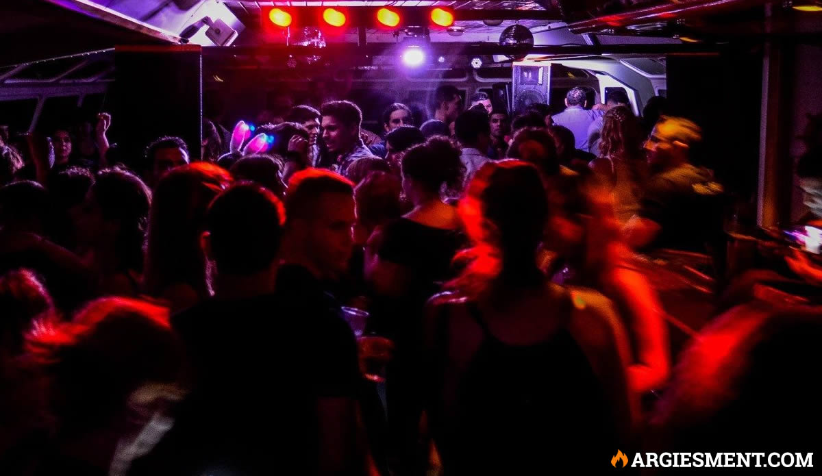 Ir a bailar con descuento a la Fiesta en Barco de Olivos