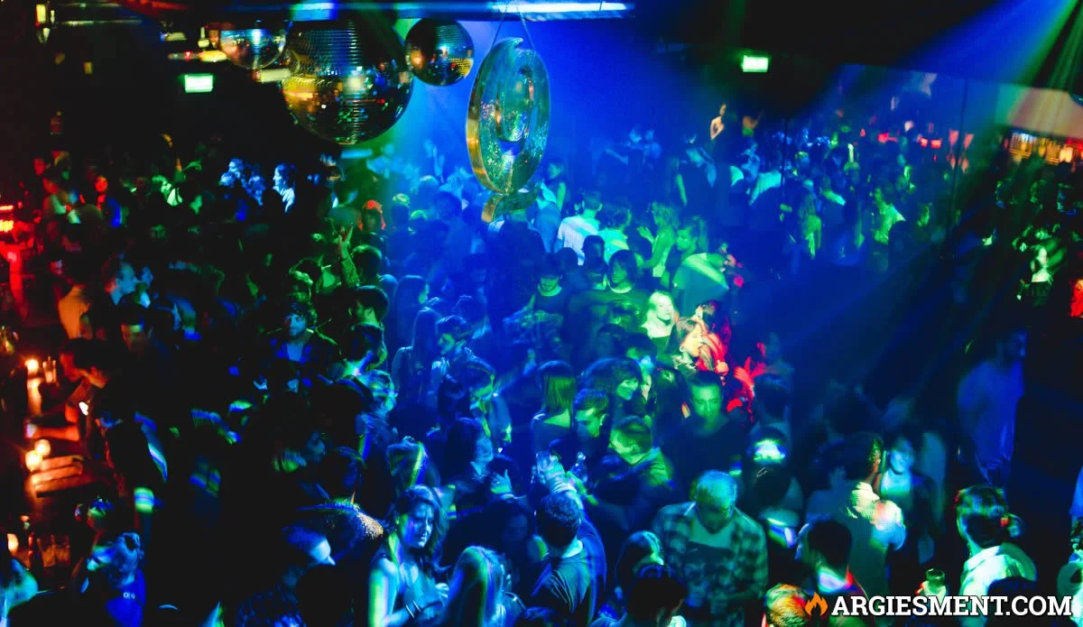 Ir a bailar con lista gratis a Fridha