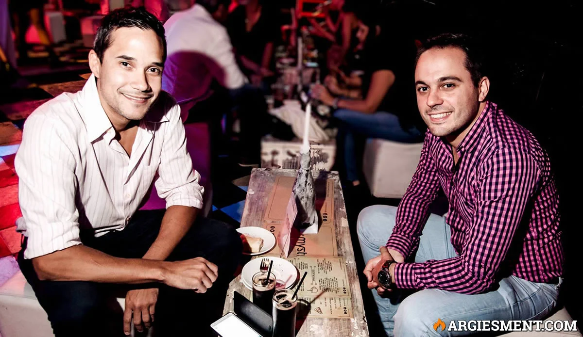 Ir a bailar y tomar algo a Mystique Club After Office