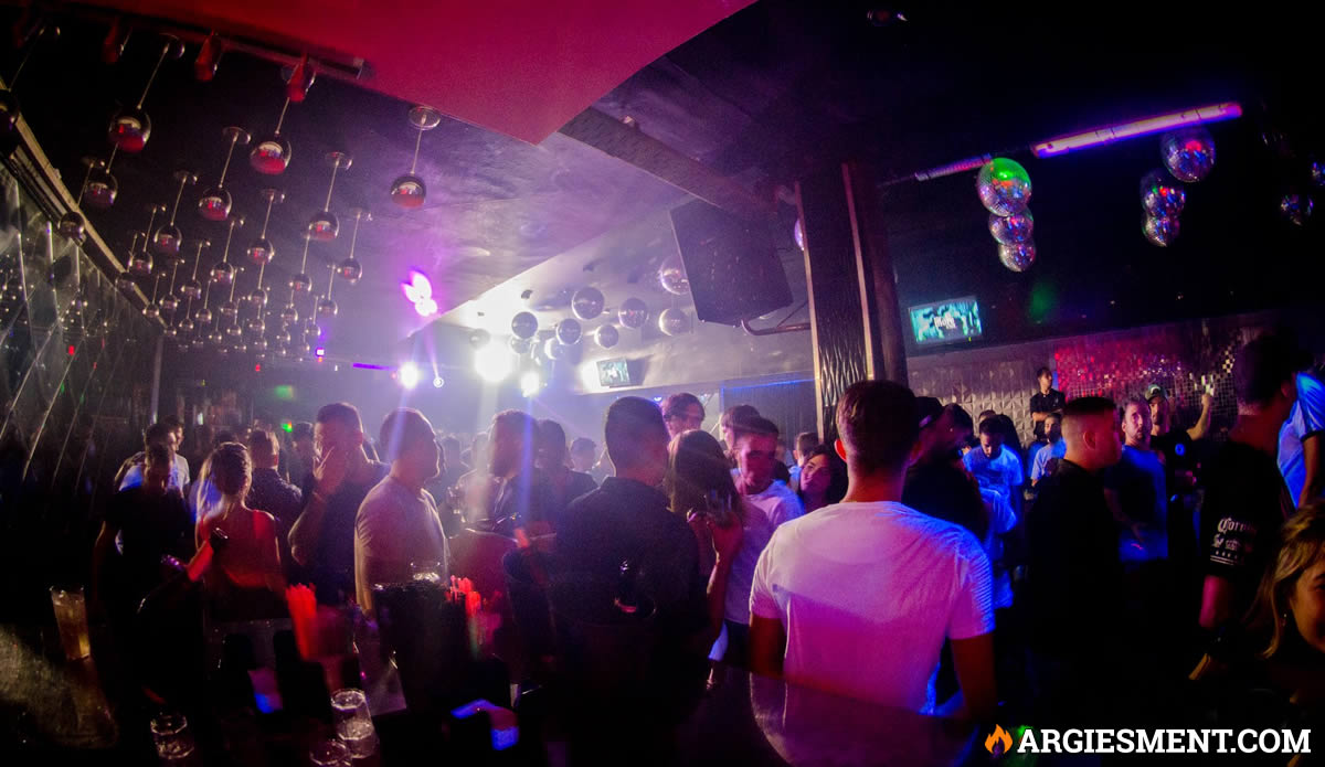 Ir a bailar con lista gratis a One More Club